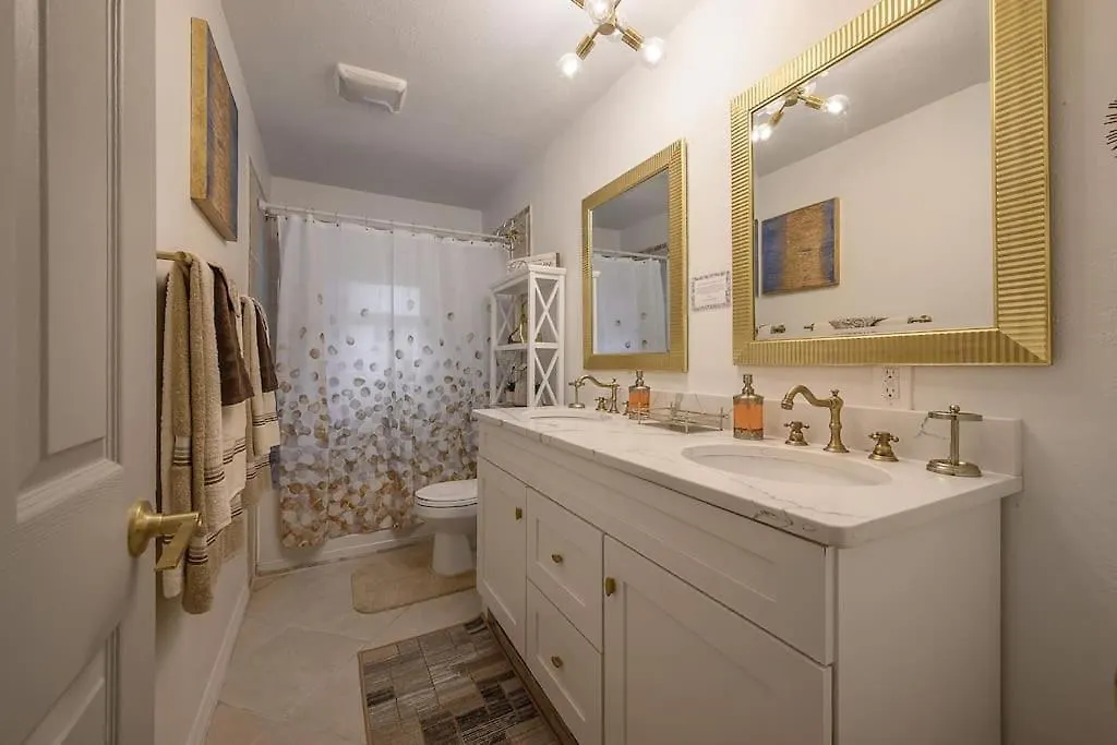 Golden Greek And Dexters Cottage Near Downtown تامبا بيت للعطل